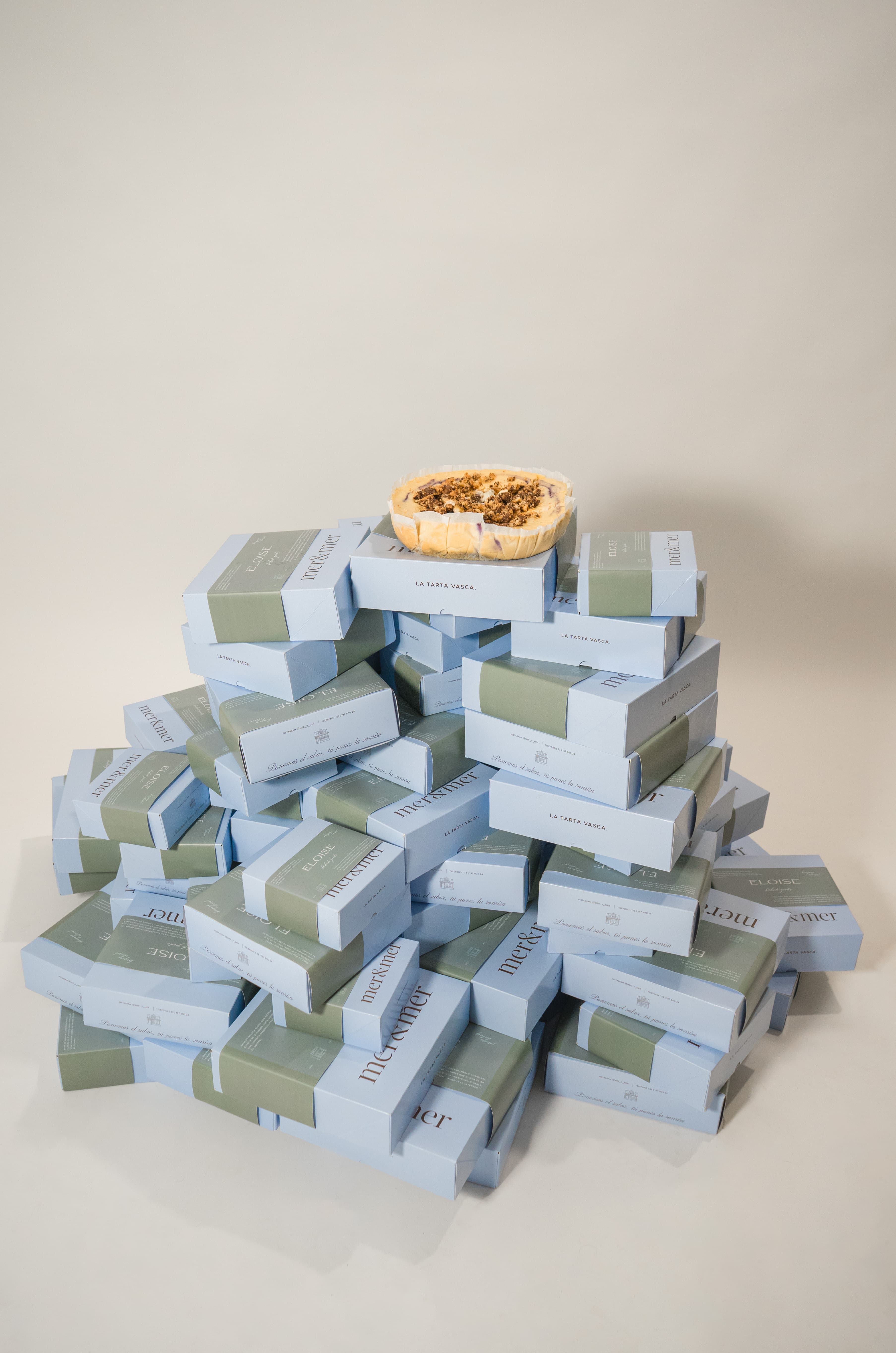 La Tarta Eloise — tarta vasca artesanal con galleta Eloise y frutos rojos, colaboración Mer & Mer × Eloise Baked Goods, Guadalajara México