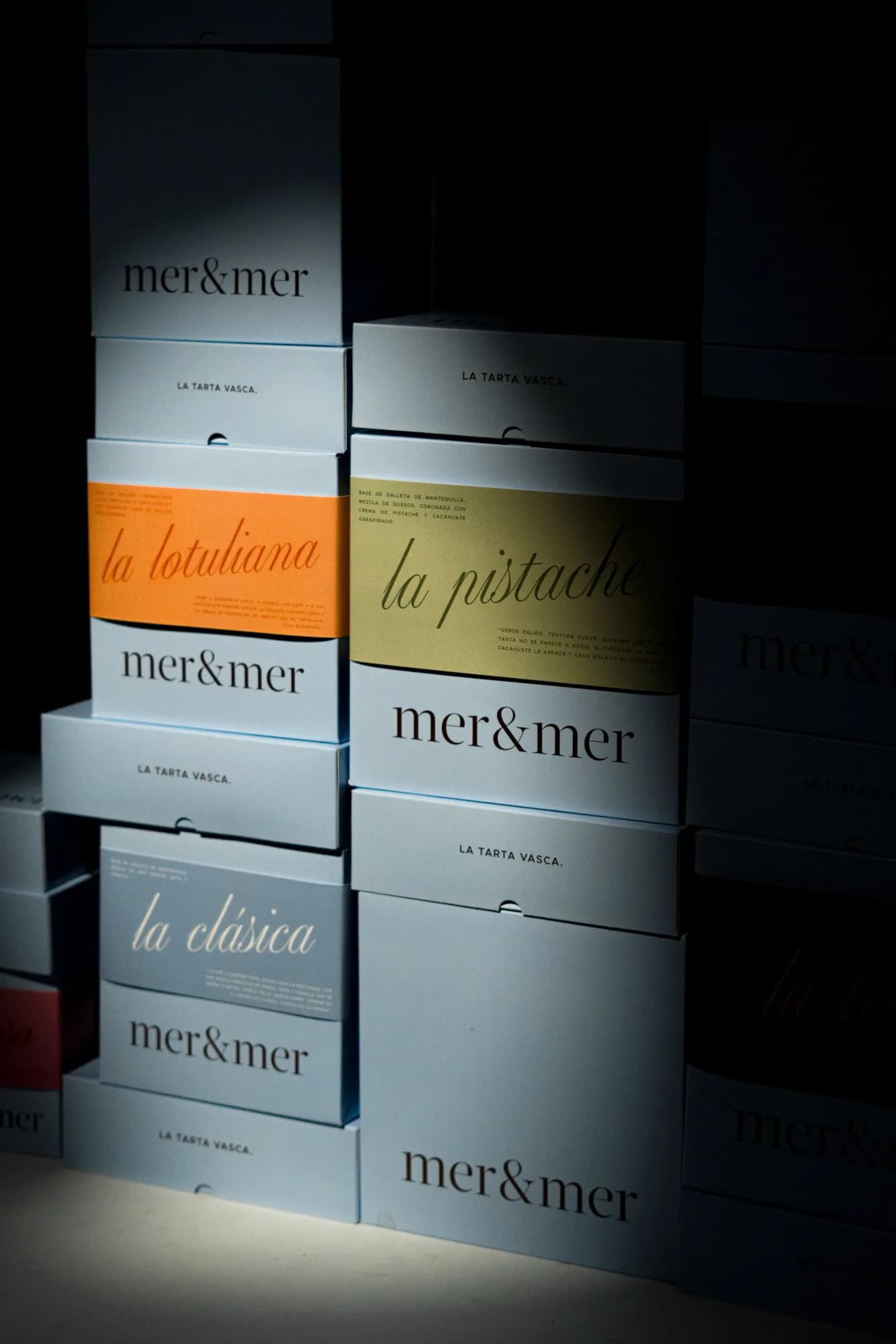 Cajas apiladas de tarta vasca Mer & Mer, distintos sabores, para pedidos corporativos