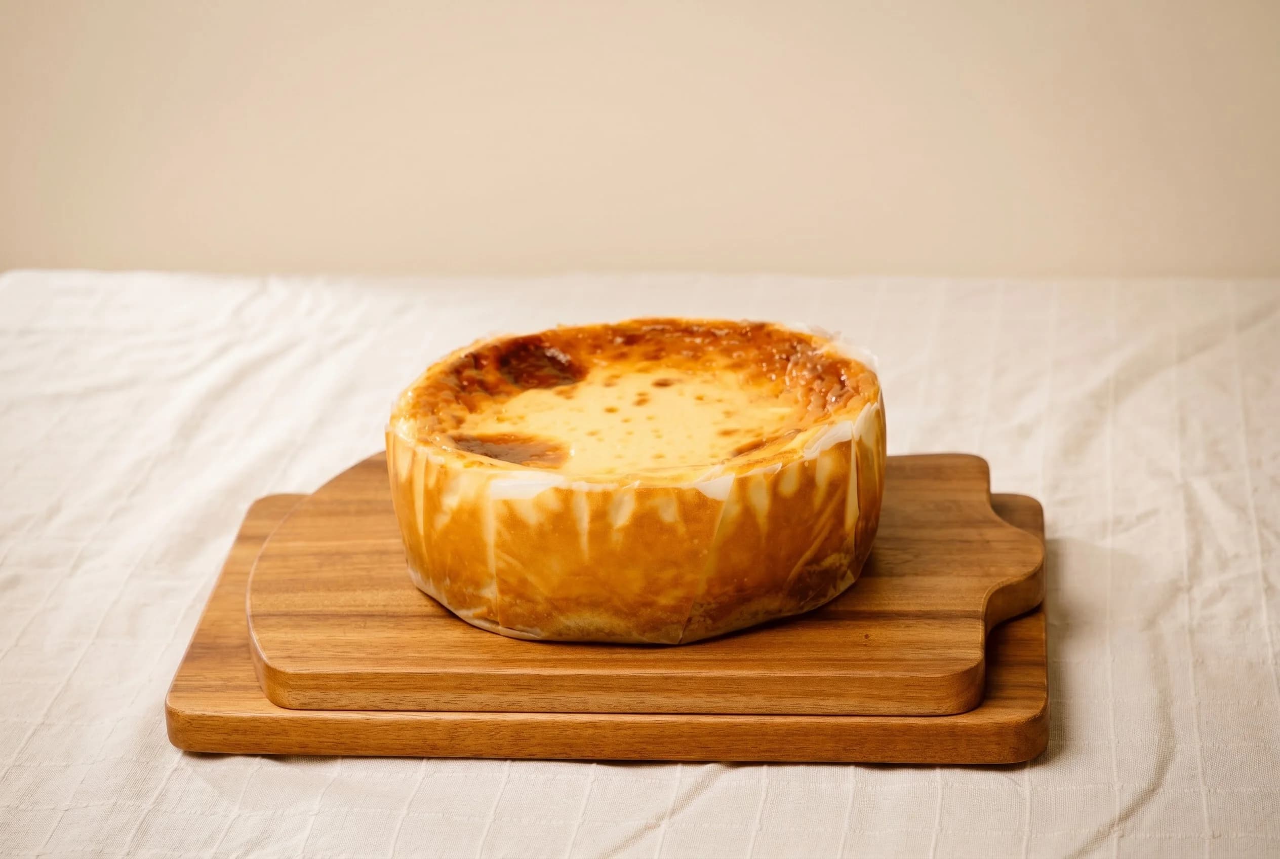 Corte de tarta vasca artesanal Mer & Mer mostrando interior cremoso y exterior caramelizado