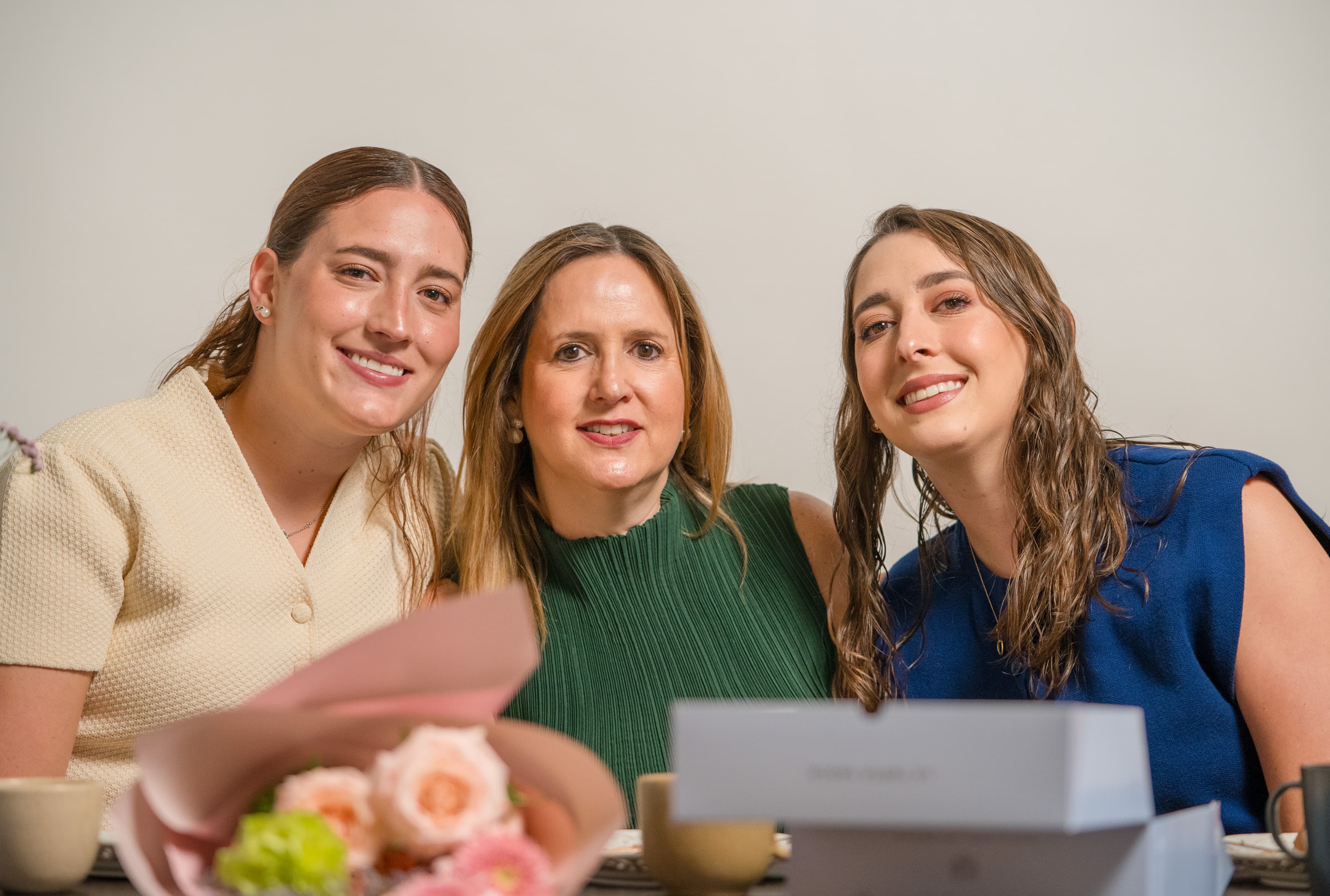 Las tres familias compartiendo la sobremesa con tarta vasca de Mer & Mer en Guadalajara