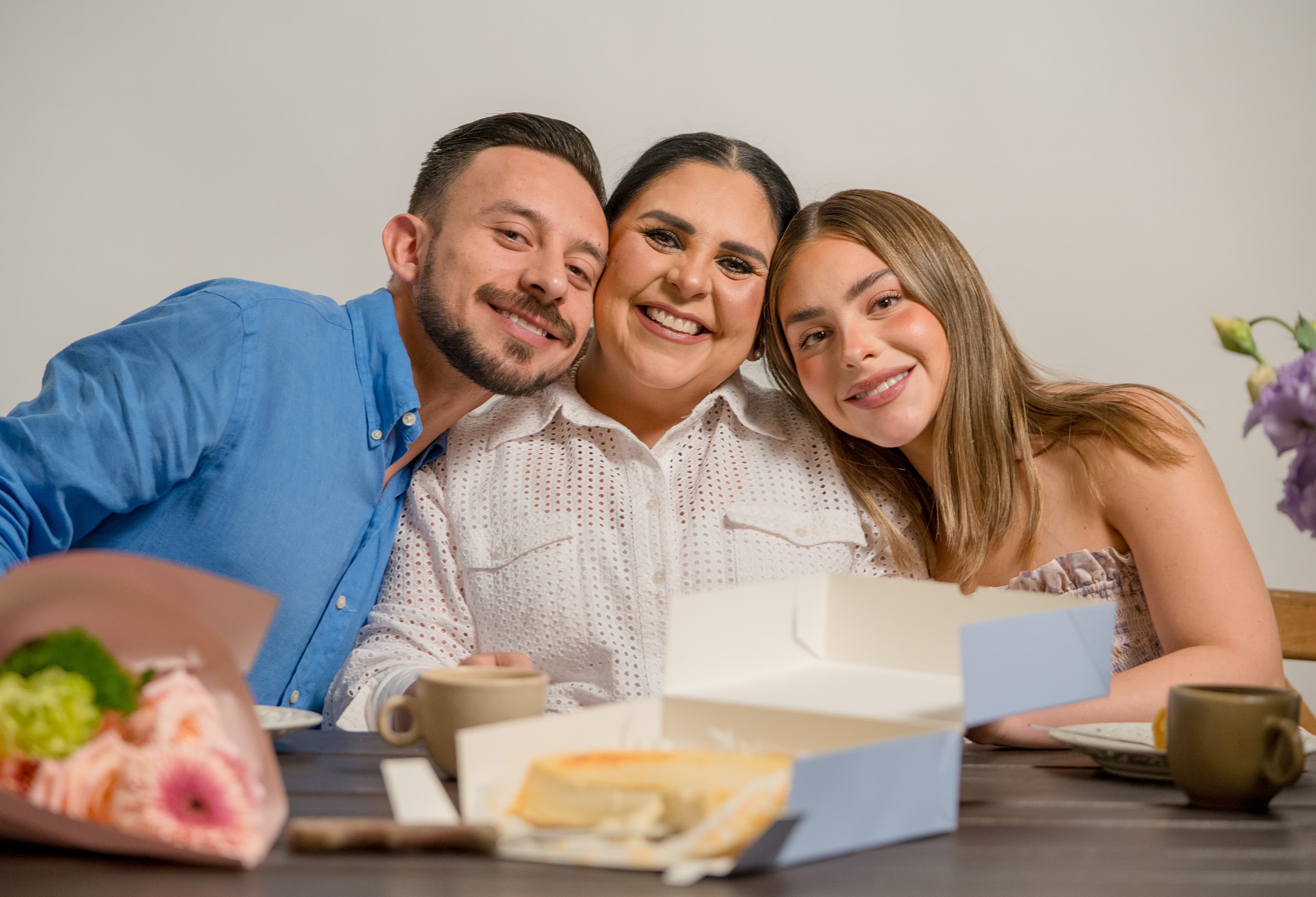 Mamá abrazada con sus dos hijos en la sobremesa de Día de las Madres con tarta vasca de Mer & Mer