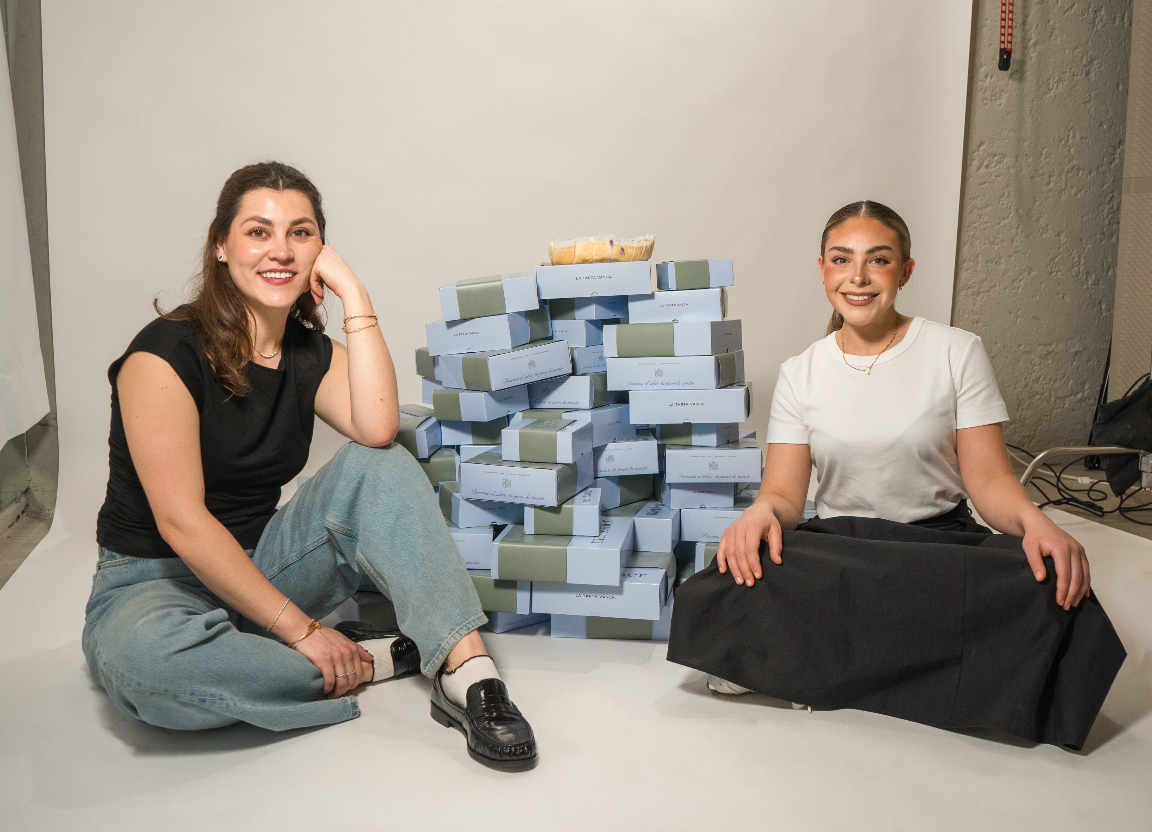 Mercedes García de Mer & Mer y la fundadora de Eloise junto a cajas de la Tarta Eloise en Guadalajara