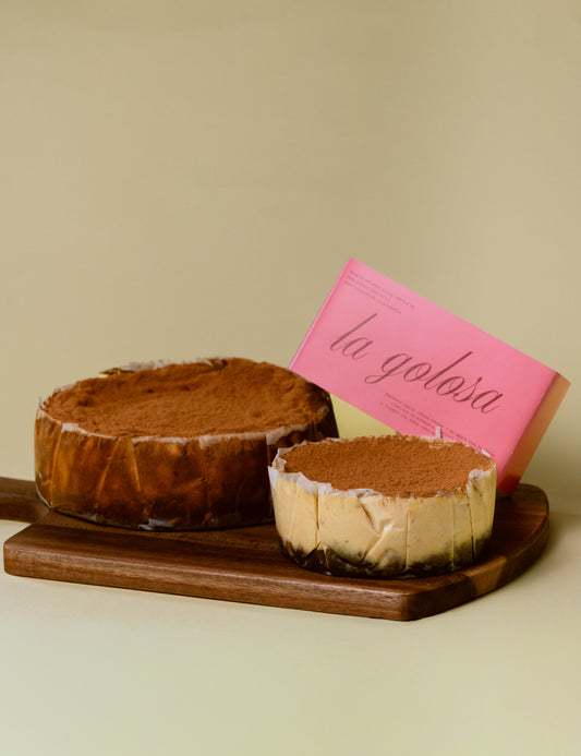 Tarta vasca golosa de Mer & Mer con base de brownie suave, mezcla cremosa de quesos y capa dulce, hecha a mano en Guadalajara.