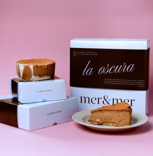 Tarta vasca oscura de chocolate y cacao artesanal de mer & mer, cremosa por dentro y horneada al estilo vasco.